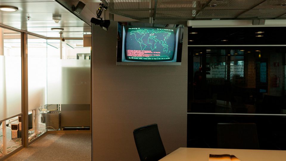 Im War-Room von F-Secure zeigen Monitore Hackeraktivitäten weltweit. Das Team hat die Bildschirme wie in den 80er-Jahren gestalten lassen. So sieht es dramatischer aus