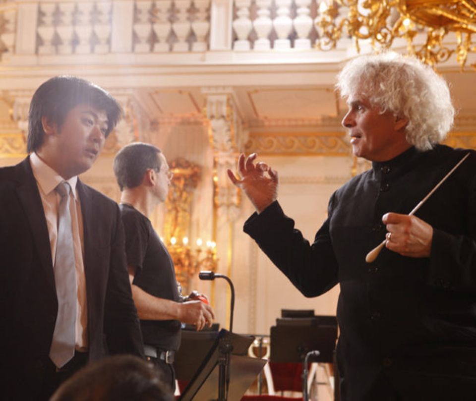 Dirigent Sir Simon Rattle (r.) im Gespräch
