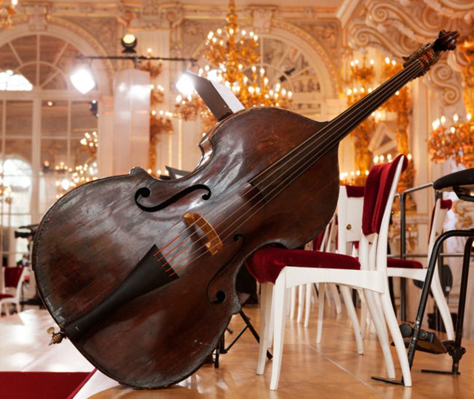 Ein Kontrabass - die Musiker spielen meistens ihre eigenen Instrumente