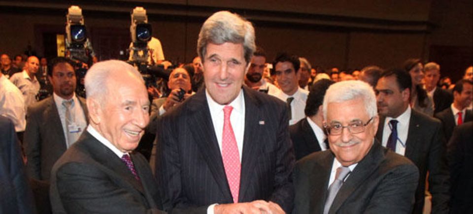 Neuer Anlauf: Israels Präsident Peres, US-Außenminister Kerry und Palästinenserchef Abbas