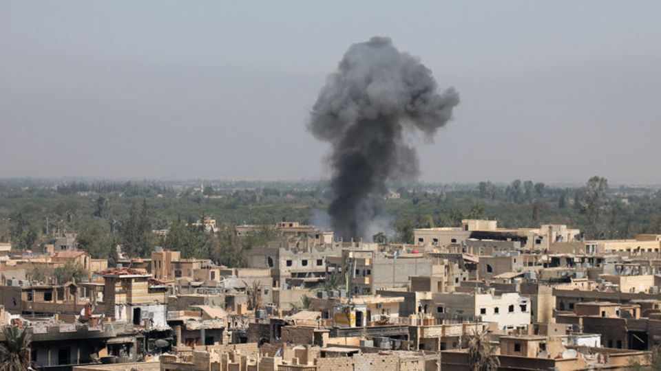 Rauch über einer syrischen Stadt nach einem Luftangriff von Regierungstruppen