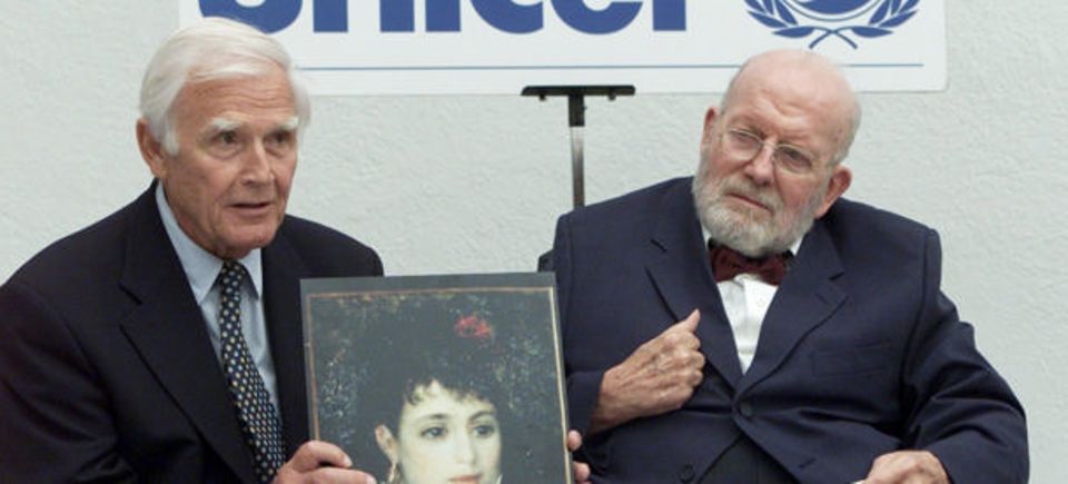 Im Jahr 2001 feierte Unicef die Schenkung von Gustav Rau. Links neben ihm: Unicef-Botschafter Joachim Fuchsberger