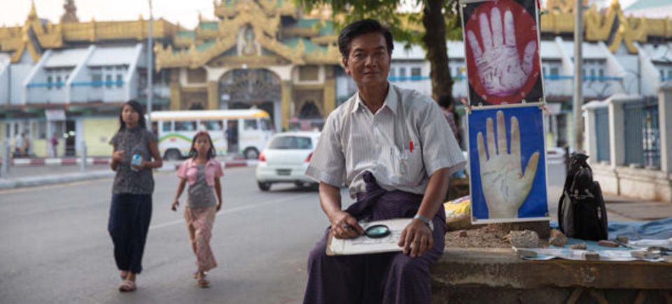 Figure  Chan Nyein, 61, Handleser und Wahrsager aus dem südostasiatischen Myanmar. Er arbeitet seit zwei Jahrzehnten unter einem Alleebaum nahe der Sule-Pagode in der Hauptstadt Yangon