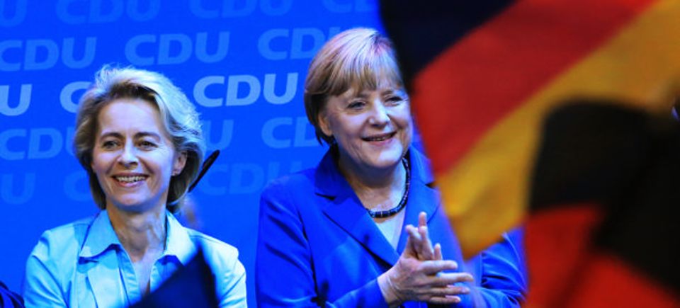 Ursula von der Leyen (l.) will eine Quote, was Angela Merkel will ist nicht so klar