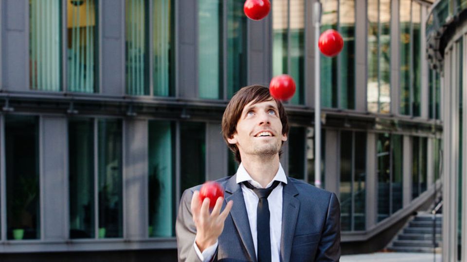 Figure  Christoph Rummel, 31, freier Jongleur und Showkünstler aus Köln. Rummel ist Mitbegründer der Initiative Neuer Zirkus.