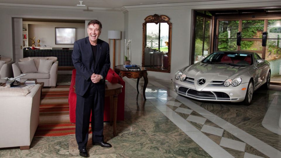 Batista stellt seinen Reichtum zur Schau: Sein Mercedes hat einen Stellplatz im Haus