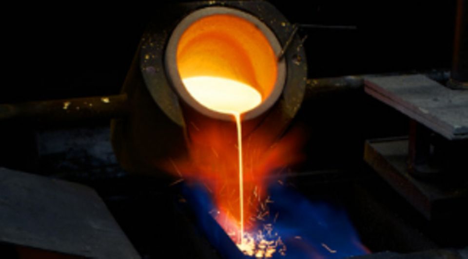 Mehr als 1100 Grad heiß ist das Gold, wenn es in die Barrenform gegossen wird