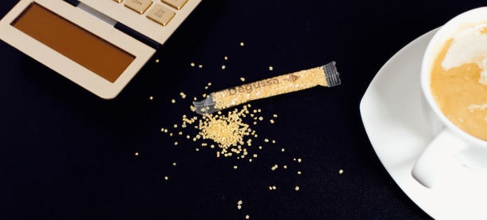 Goldene Verführer: Wie Nuggets sehen die Kristalle aus. Zum Kaffee reicht Degussa leider nur gefärbten Zucker