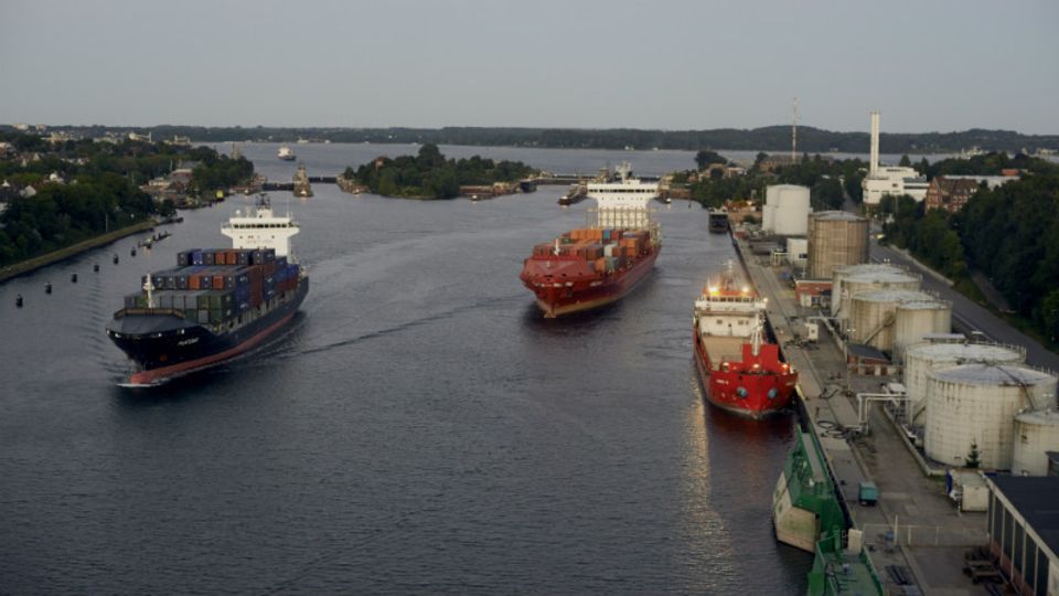 Schiffe auf dem Nord-Ostsee-Kanal: Die Fahrt spart Zeit und Geld