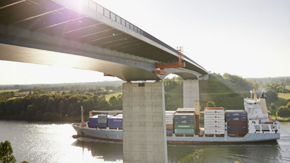 Reparaturstau: Die Rader Hochbrücke ist wegen Baumängeln seit Juli nur noch für Pkw befahrbar. Einspurig. Seither ist die A7 hier meist dicht