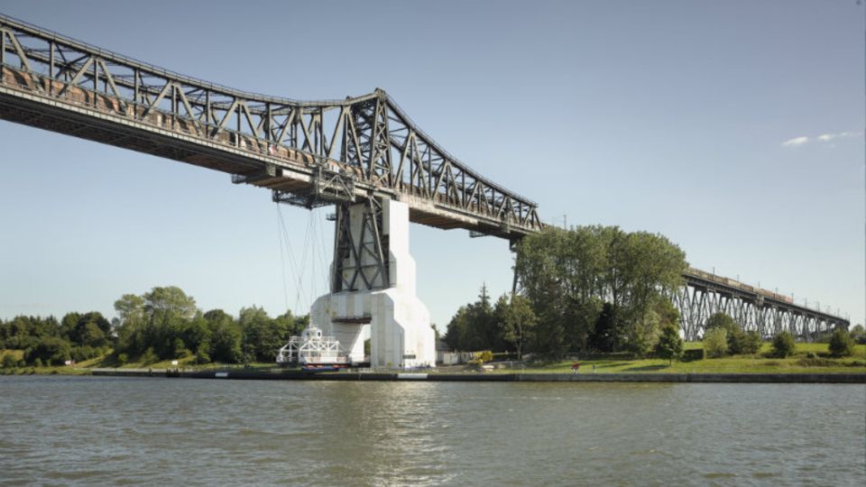 Technikdenkmal: Die Bahnbrücke in Rendsburg ist eine Touristenattrak­tion. Darunter hängt die Schwebefähre – weltweit gibt es noch acht dieser Art