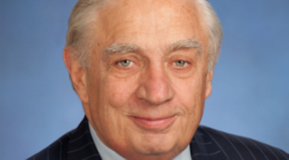 Peter Sutherland ist Vorsitzender der London School of Economics, nicht geschäftsführender Vorsitzender von Goldman Sachs International und Sonderbeauftragter des UN-Generalsekretärs für internationale Migration und Entwicklung
