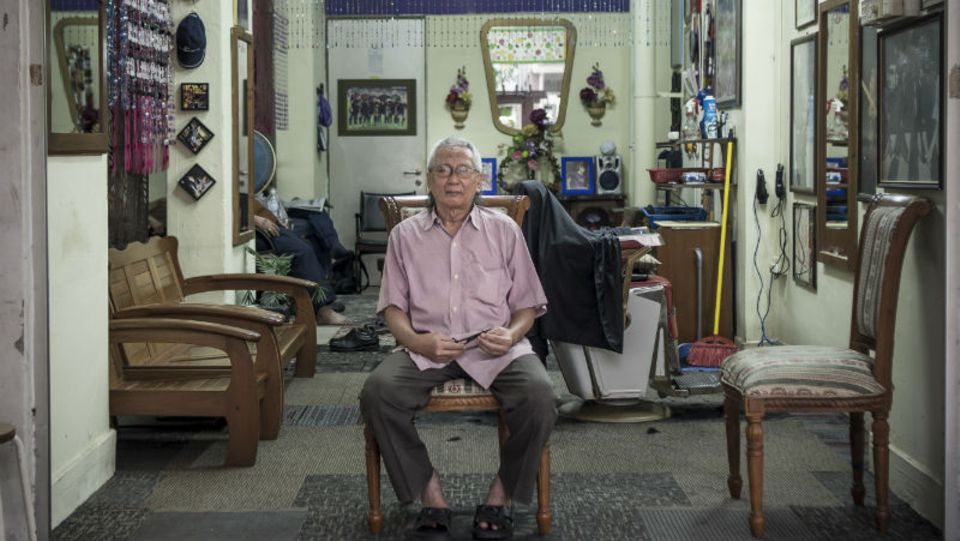 Rasidi Panwi, 66, hat neben der Regulierung im autoritären Singapur noch ein weiteres Problem: In seiner Gegend ist die Konkurrenz von Friseuren aus Thailand groß – und die arbeiten teils für die Hälfte seines Preises