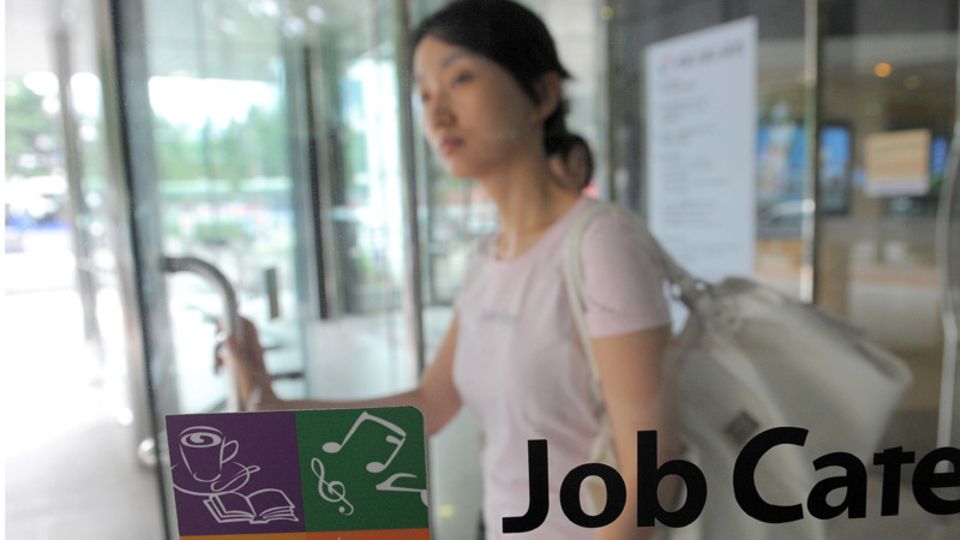 Südkoreanerin beim Verlassen eines Jobcenters: Karriere und Familie sind in Südkorea schwer zu vereinbaren