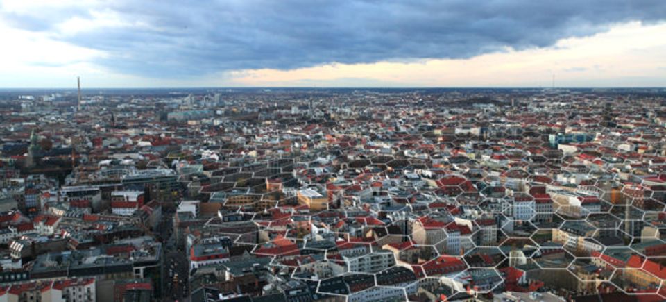 Figure Rasterzellen über einer Stadt: Spezialisierte Firmen speichern Daten zu kleinsten räumlichen Einheiten