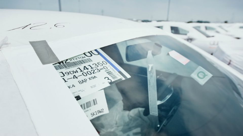 In Emden wird der Bestimmungsort erneut mit einem Barcode gecheckt. Der Zoll für Pkw liegt bei 2,5 Prozent, für Pick-ups bei 25 Prozent – ein Relikt aus den 60er-Jahren