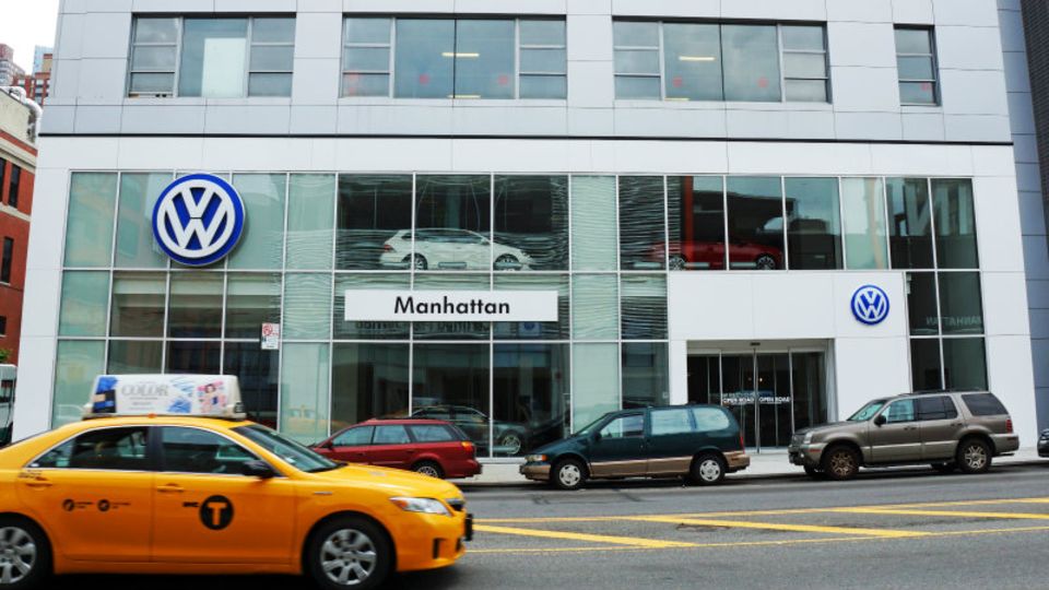 An der 11th Avenue in Manhattan liegt der Volkswagen-Store. Ein Golf, der hier verkauft wird, hatte vor Monaten am Montageband die Kennung NAR – für Nordamerika