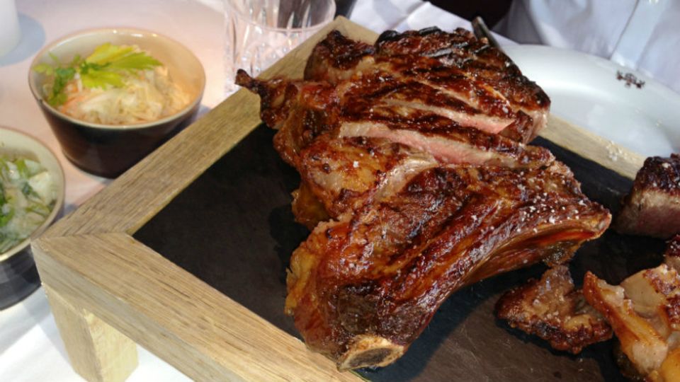 600 Grad, 40 Minuten Zubereitungszeit, 85 Euro: Endlich liegt das Stück von Dan Morgans Ranch auf dem Teller im Grill Royal, einem Edelrestaurant in Berlin-Mitte