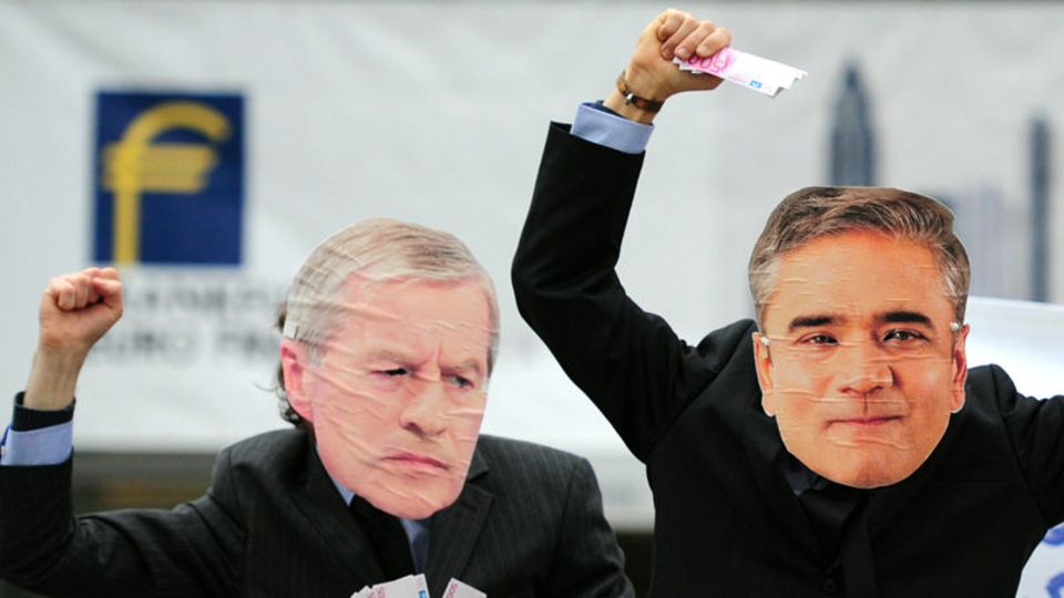 Maskierter Protest: Die Kritik richtet sich gegen die Doppelspitze aus Jürgen Fitschen und Anshu Jain