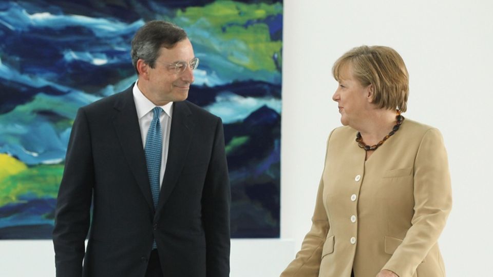 EZB-Chef Draghi und Kanzlerin Merkel: Vorsichtige Einflussnahme auf die deutsche Regierungschefin
