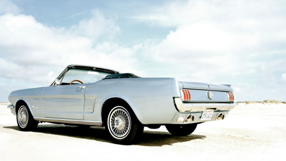 Die erste Generation, hier ein 1966er Cabrio am Strand von Sankt Peter-Ording, war vom Start weg ein großer Erfolg. Im ersten Jahr wurden knapp 680.000 Einheiten verkauft. Bis heute ein Rekord in den USA