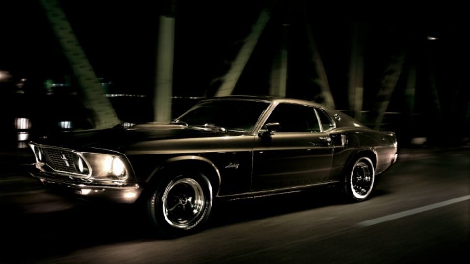 Klassisch schön: Ein 1969er Ford Mustang Fastback auf der Oberhafenbrücke in Hamburg