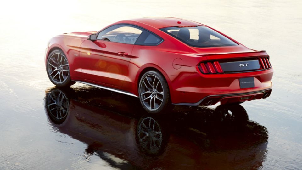 Optisch soll der neue Mustang an seine Ahnen erinnern. Hinten hui, vorne pfui. Spötter sagen, die Front sehe aus wie ein Mondeo