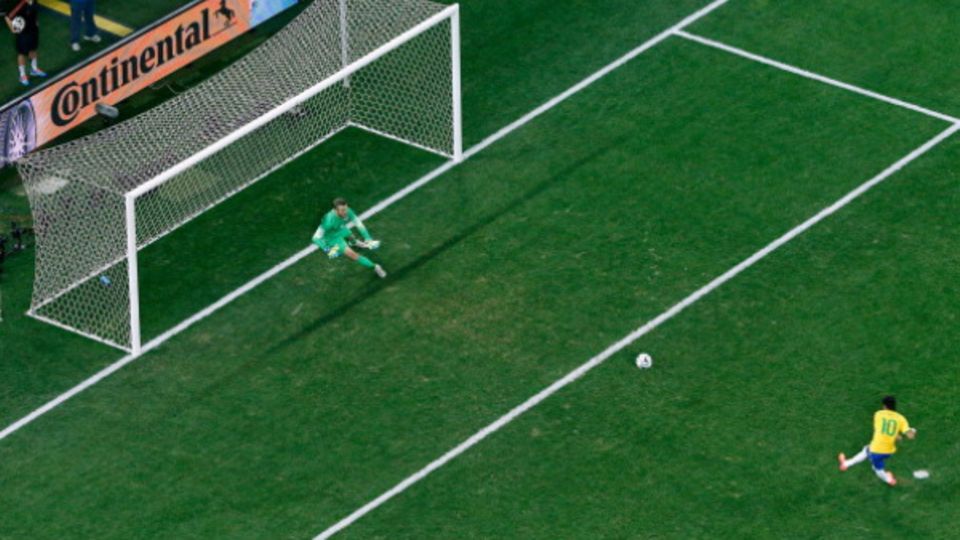 Neymar verwandelt den Elfmeter im Spiel gegen Kroatien