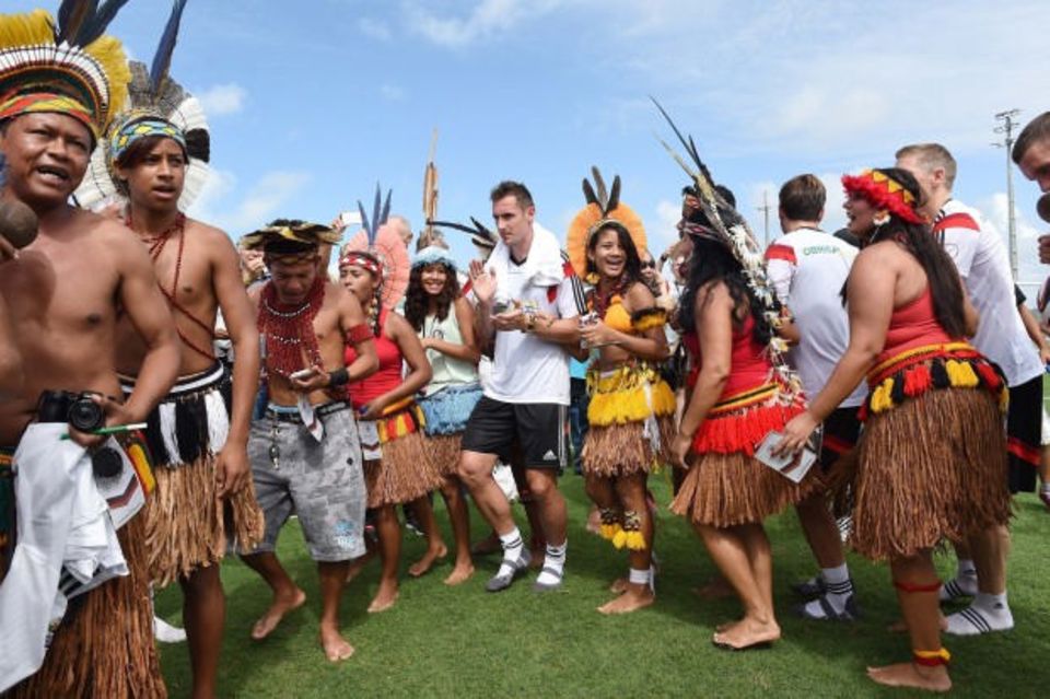 Miroslav Klose feiert Geburtstag: Brasilianische Indianer gratulieren mit einem Tänzchen