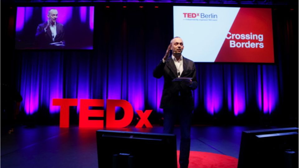 Stephan Balzer ist Gründer und Geschäftsführer der Kommunikations- und Innovationsagentur red onion GmbH in Berlin. 2009 startete er als erster Lizenzpartner die deutschen TEDx-Konferenzen, ist heute als Botschafter für die US-amerikanische TED aktiv und