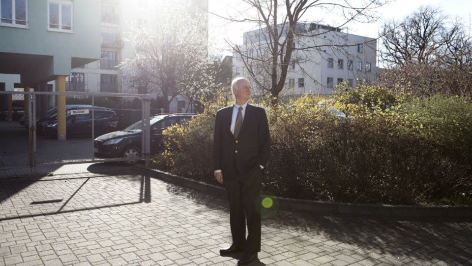 Klaus Dittrich steht vor dem Seniorenheim in Dresden, das er auf dem Grundstück seiner Familie baute. Es sollte seine Altersvorsorge sein