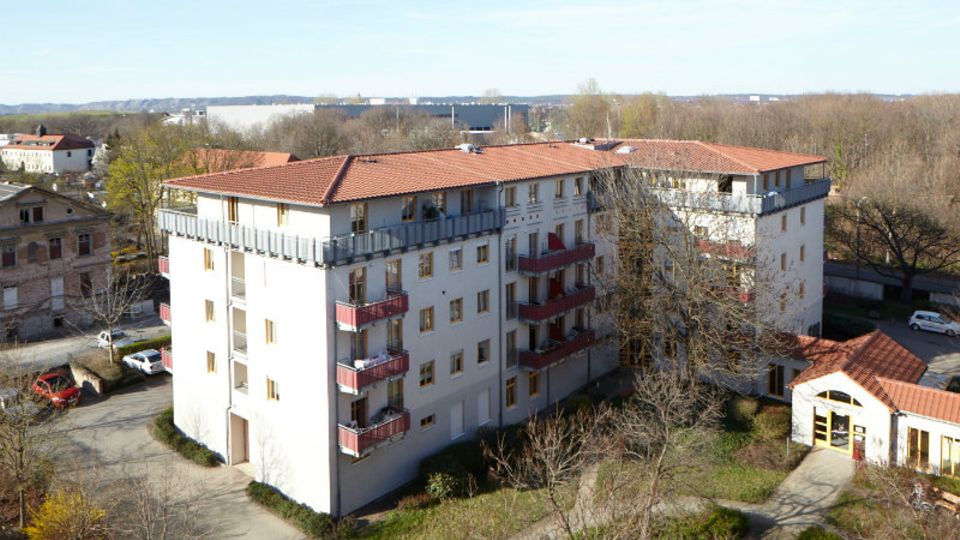 Das Seniorenheim An der Yenidze zählt 74 Wohnungen, wird vom Roten Kreuz betrieben und erhält Top-Bewertungen. 2013 wurde es zwangsversteigert
