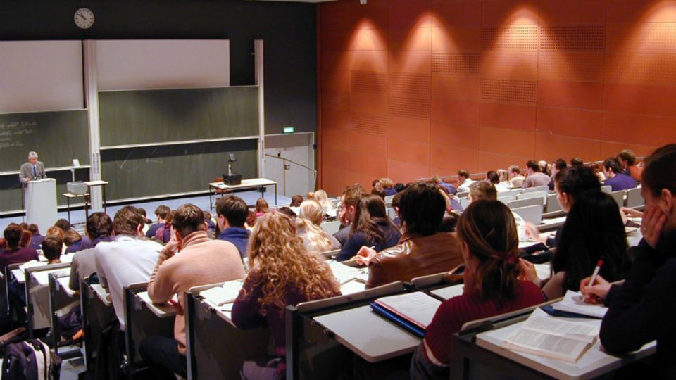 Hörsaal an der Uni in Jena: Mit der Einführung von Bachelor-Studiengängen sollten die Studienzeiten verkürzt werden
