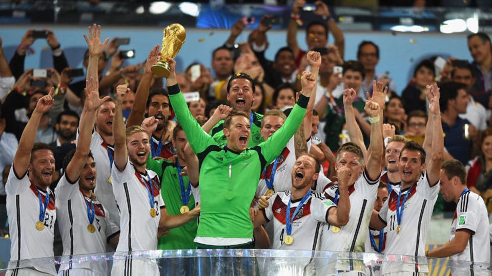 Geschafft: Die deutschen Spieler feiern nach dem Sieg über Argentinien den Titel