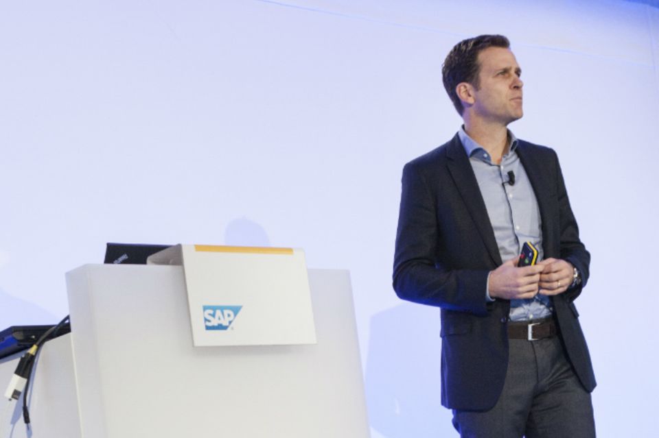 Bierhoff liest bei Terminen nicht ab, wie hier bei SAP, er spricht frei