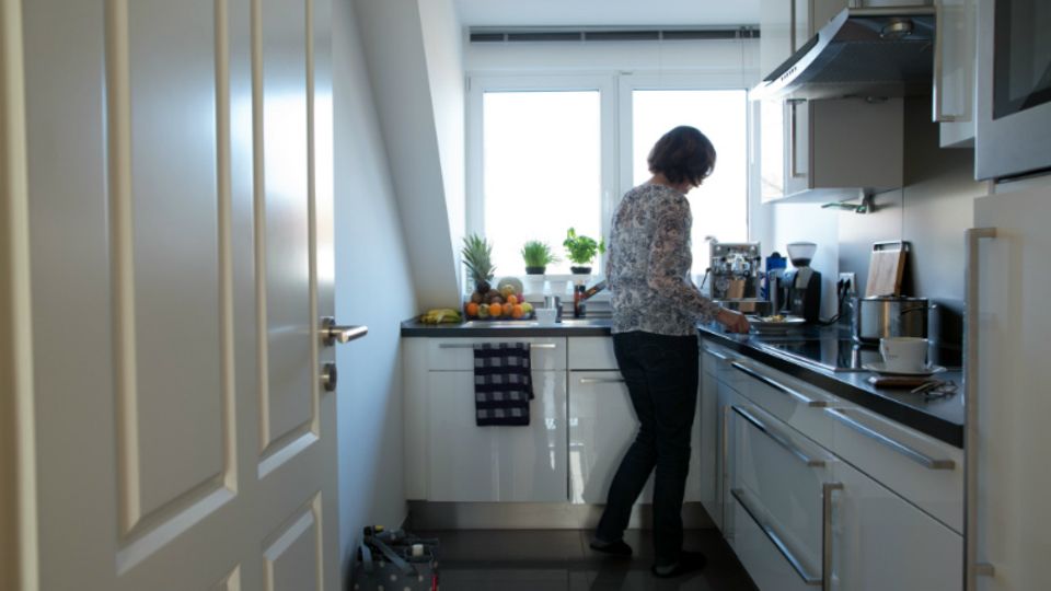 Von der Wohnung in Barmbek konnten sich die beiden gleich ein genaues Bild machen, und das stimmte mit ihren Vorstellungen überein: hohe Decken, eine moderne Einbauküche, ein hochwertiges Badezimmer – und ein unkonventioneller Schnitt