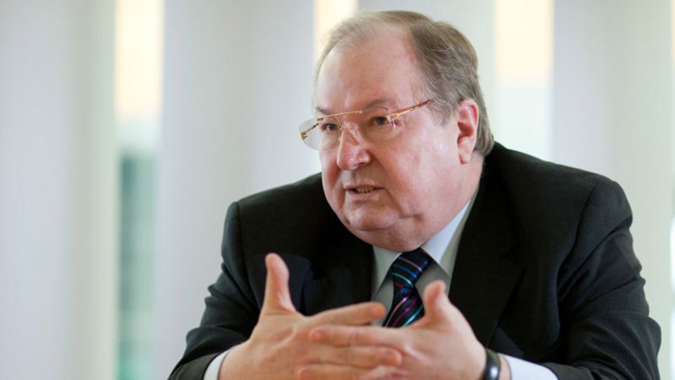 "Kanzler oder Minister dürfen weiter machen, bis die Herz-Lungen-Maschine angeschlossen wird" - nur Kommunalpolitiker müssen mit 65 Jahren in den Ruhestand. Das hält Buschkowsky für Unfug