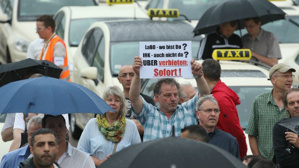 Im Frühsommer protestierten Taxifahrer weltweit gegen Uber - auch in Berlin
