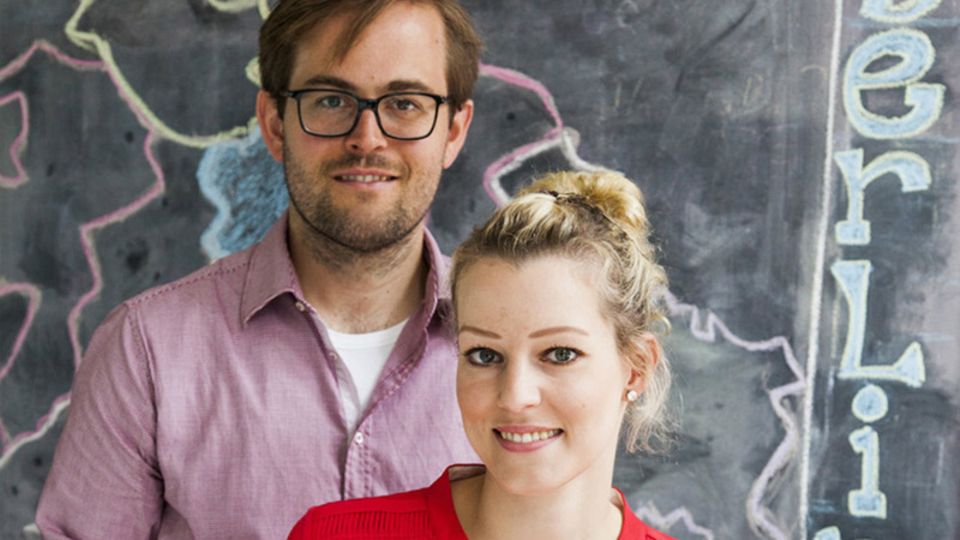 Lächeln und lobbyieren: Die deutschen Airbnb-Manager Karolina Schmidt und Christopher Cederskog wollen die Politik überzeugen