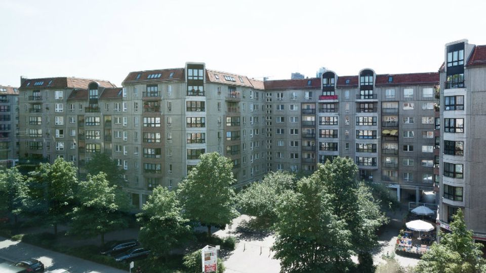 In diesem Berliner Wohnblock werden hunderte Zimmer tageweise an Touristen vermietet