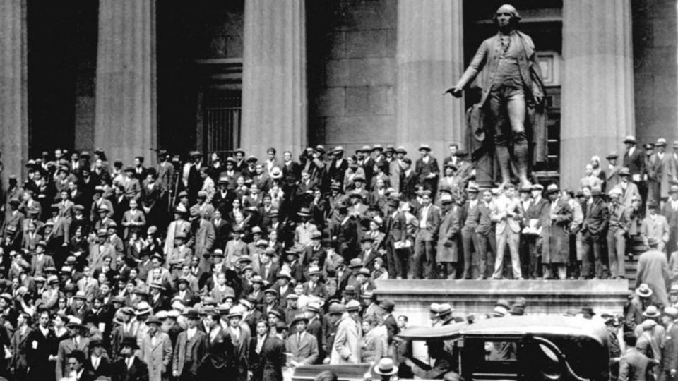1929: Am schwarzen Donnerstag versammeln sich viele besorgte Bürger an der New Yorker Börse