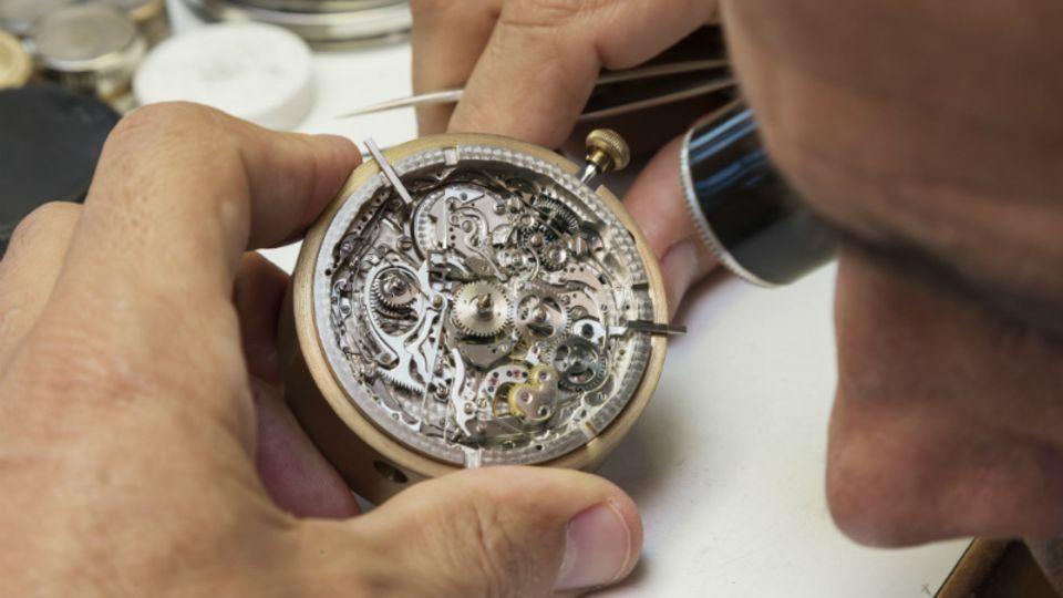 Konzentrierte Handarbeit: Der Uhrmacher mit Lupe im Auge