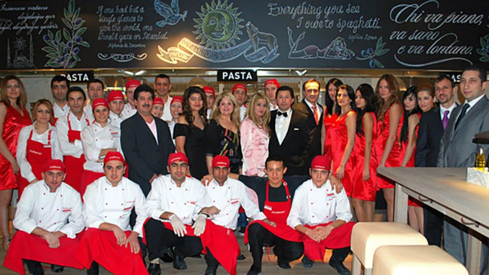 Ergün Yildiz (mit Fliege) genießt den großen Auftritt. 2009 eröffnet er seine erste Vapiano-Filiale in der Türkei