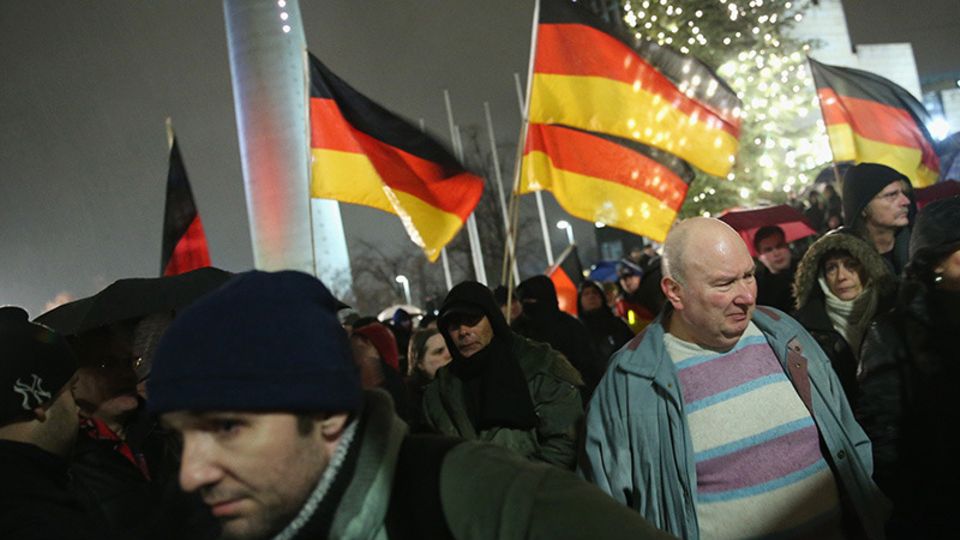 Pegida-Demonstranten protestieren gegen Zuwanderung