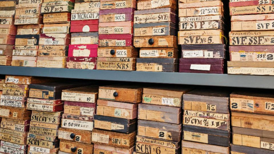 Kisten mit Ersatzteilen, um auch alte Uhren reparieren zu können
