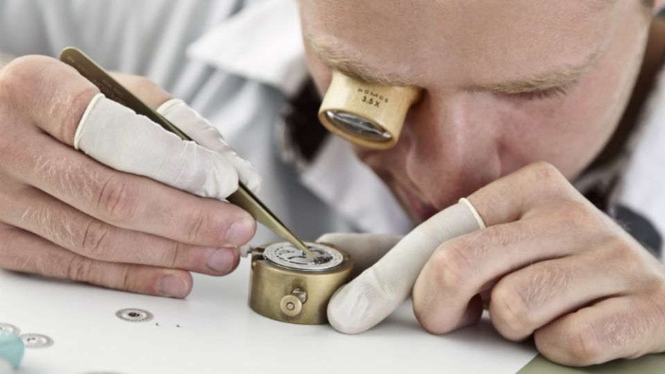 Konzentrierte Handarbeit: Der Uhrmacher mit Lupe im Auge