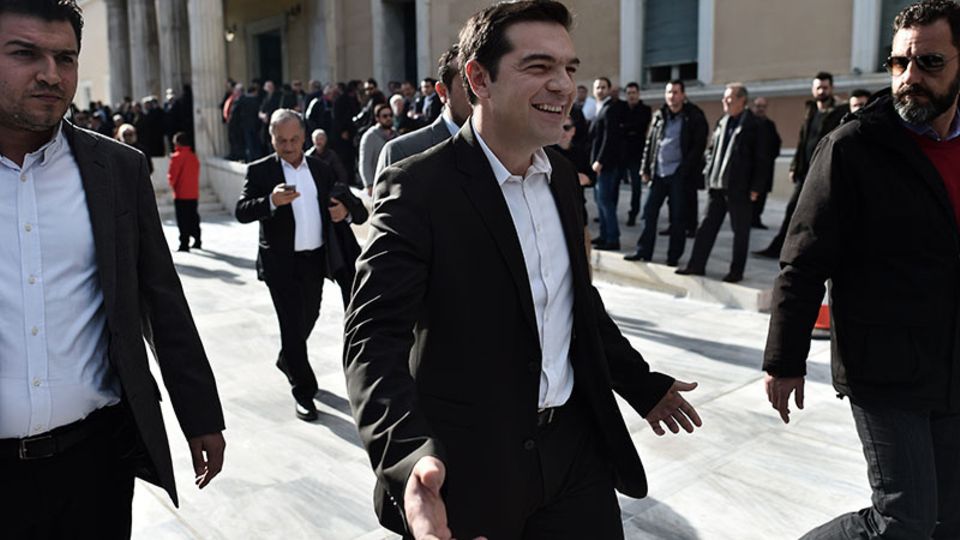 Die linkspopulistische Syriza von Alexis Tsipras (M.) führt in den Umfragen
