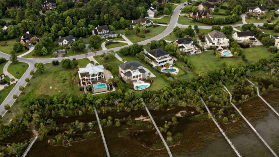 Um 36 Prozent ist der Absatz von Luxusimmobilien 2013 gestiegen. Diese Häuser stehen in Mount Pleasant, Charleston, South Carolina, das ein Finanzmagazin 2006 zu den „Top 100 Places to live in the U.S.“ zählte