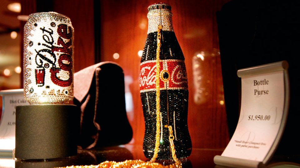 62,5 Mrd. Dollar gaben reiche US-Bürger 2013 für Luxusgüter aus. Diese Dose und Flasche im Museum World of Coca Cola in Atlanta sind mit Kristallen besetzt. Es sind Handtaschen für 1950 Dollar