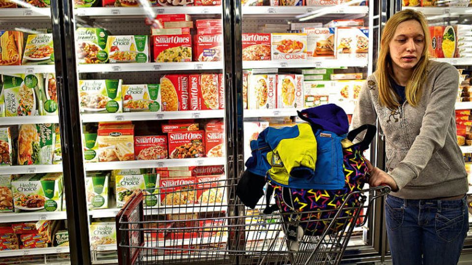 46,2 Millionen Amerikaner bekommen Lebensmittelmarken. Diese Frau kauft in einem Supermarkt in Portage, Pennsylvania, ein. Frauen, Kinder und Babys bekommen Geld aus dem WIC-Programm (Women, Infants, Children)